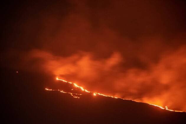 News Themen der Woche KW49 News Bilder des Tages Lava continues flowing from the Cumbre Vieja volcano in La Palma, Canary Islands, Spain, late 08 December 2021 (issued 09 December 2021). The volcano continues active since it s eruption started 19 September 2021. Cumbre Vieja volcano eruption !ACHTUNG: NUR REDAKTIONELLE NUTZUNG!  Copyright: xMiguelxCalerox GRAF975 20211209-00607362056637c5baf2b144052680c8f5f91597