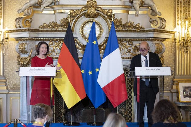 News Themen der Woche KW49 News Bilder des Tages Annalena Baerbock, Bundesaussenministerin, startet zu ihrer ersten Auslandsreise nach Paris, Bruessel und Warschau. Hier bei einer Pressekonferenz mit dem Aussenminister von Frankreich, Jean-Yves Le Drian. 09.12.2021 Paris Frankreich *** Annalena Baerbock, German Foreign Minister, starts her first foreign trip to Paris, Brussels and Warsaw Here at a press conference with the Foreign Minister of France, Jean Yves Le Drian 09 12 2021 Paris France Copyright: xThomasxImo photothek.netx