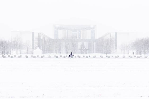 Bilder des Jahres 2021, News 12 Dezember News Themen der Woche KW49 News Bilder des Tages Eine Person zeichnet sich ab vor dem Kanzleramt im Schneetreiben in Berlin, 09.12.2021. Berlin Deutschland *** A person stands out in front of the chancellors office in blowing snow in Berlin, 09 12 2021 Berlin Germany Copyright: xFlorianxGaertner photothek.dex