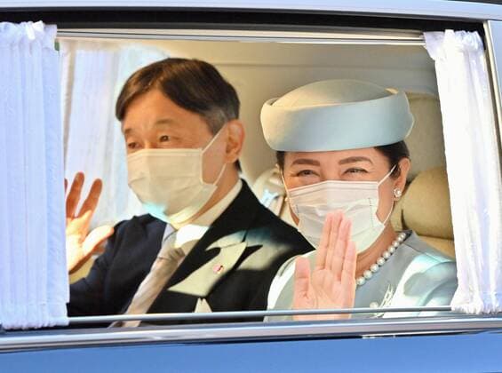 Entertainment Themen der Woche KW49 Entertainment Bilder des Tages Empress Masako turns 58 Japanese Emperor Naruhito and Empress Masako wave from inside a vehicle before entering the temporary housing of former Emperor Akihito and Empress Michiko in Tokyo s Takanawa area on Dec. 9, 2021, the 58th birthday of Empress Masako. (Pool photo)  A14AA0001167291P