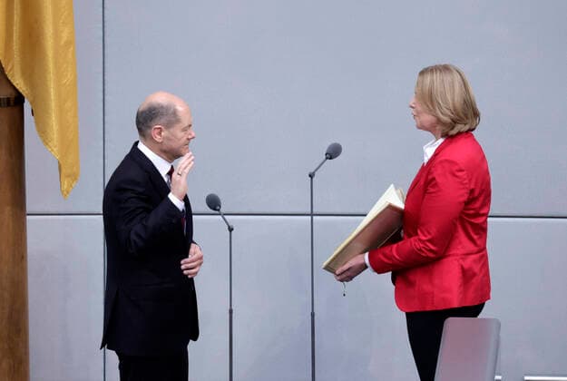 Olaf Scholz, SPD, wird in der 5. Sitzung des Deutschen Bundestages zum 9. Bundeskanzler der Bundesrepublik Deutschland durch Baerbel Bas, Bundestagspraesidentin, SPD, vereidigt, DEU, Berlin, 08.12.2021