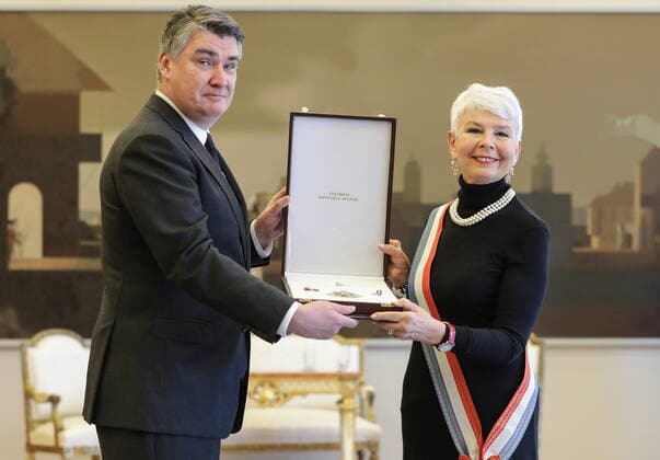 Kroatien, Jadranka Kosor erhält Orden und Auszeichnung von Zoran Milanovic in Zagreb Zoran Milanovic bestow the Grand Order of Queen Jelena with Sash and Star upon Jadranka Kosor Croatian President Zoran Milanovic bestow the Grand Order of Queen Jelena with Sash and Star upon Jadranka Kosor for extraordinary contributions to the international reputation and position of the Republic of Croatia and the development of relations between the Republic of Croatia and the Croatian people and other states and peoples at the Office of the President , in Zagreb, Croatia, on December 09, 2021. RobertxAnic PIXSELL