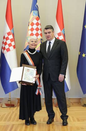 Kroatien, Jadranka Kosor erhält Orden und Auszeichnung von Zoran Milanovic in Zagreb Zoran Milanovic bestow the Grand Order of Queen Jelena with Sash and Star upon Jadranka Kosor Croatian President Zoran Milanovic bestow the Grand Order of Queen Jelena with Sash and Star upon Jadranka Kosor for extraordinary contributions to the international reputation and position of the Republic of Croatia and the development of relations between the Republic of Croatia and the Croatian people and other states and peoples at the Office of the President , in Zagreb, Croatia, on December 09, 2021. RobertxAnic PIXSELL
