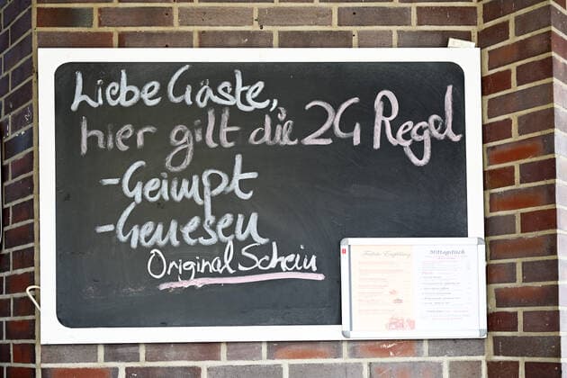 Tafel an einem Restaurant verweist auf die 2G-Regel in Bergedorf, Hamburg, Deutschland