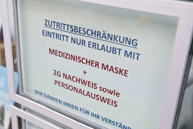 Schild an einem GeschÃ¤ft verweist auf die 2G-Regel und Maskenpflicht in Bergedorf, Hamburg, Deutschland