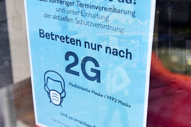 Schild an einem GeschÃ¤ft verweist auf die 2G-Regel und Maskenpflicht in Bergedorf, Hamburg, Deutschland