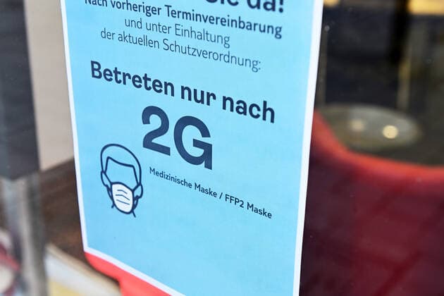 Schild an einem GeschÃ¤ft verweist auf die 2G-Regel und Maskenpflicht in Bergedorf, Hamburg, Deutschland