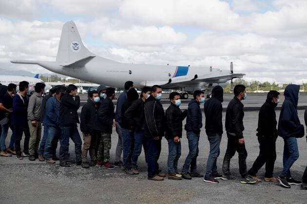 Bilder des Jahres 2021, News 12 Dezember News Themen der Woche KW49 News Bilder des Tages Guatemala, Aus den USA abgeschobene Migranten am Flughafen Guatemale-Stadt Guatemalan citizens walk on a runway at the Guatemalan Air Force airport after returning deported from the US city of Harlingen, Texas state, on 08 December 2021, in Guatemala City, Guatemala (issued 09 December 2021). During the pandemic, the United States slowed down the deportations of Guatemalan migrants by air, but in recent months it has resumed forced returns, including the transfer of thousands of accompanied and unaccompanied minors. The US resumes with force the deportations of Guatemalans by air !ACHTUNG: NUR REDAKTIONELLE NUTZUNG!  Copyright: xEstebanxBibax AME3411 20211209-dbdbc4f1b51865f6c763e35f03bc332a766f1d3e