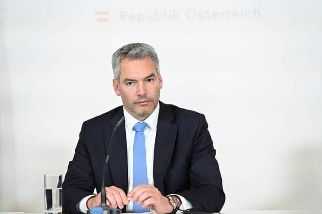 Wien, Österreich. 08. Dezember 2021. Pressekonferenz nach dem Regierungsgipfel im Bundeskanzleramt mit Bundeskanzler Karl Nehammer ÖVP