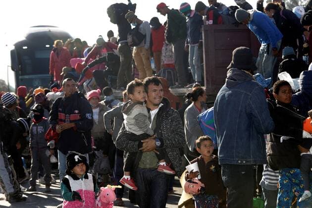 Mexiko, Migranten in Puebla Hundreds of Central American migrants in a caravan get into trucks on the Puebla-Mexico highway heading to Mexico City, Mexico, 09 December 2021. The hundreds of migrants who are part of the caravan that left the southeastern state of Chiapas more than a month and a half ago left the central state of Puebla on Thursday for Mexico City, where they hope to arrive in the next few hours. EFE Hilda Ríos The migrant caravan embarks on its last stretch to Mexico City !ACHTUNG: NUR REDAKTIONELLE NUTZUNG!  Copyright: xHildaxRíosx MEX9964 20211209-5ff94ecdaa86f355eea93413b6adfdafe785e15c