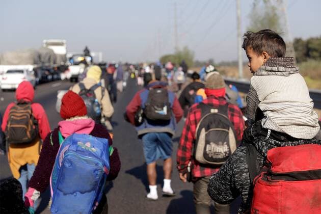 Mexiko, Migranten in Puebla Hundreds of Central American migrants walk in a caravan on the Puebla-Mexico highway heading to Mexico City, Mexico, 09 December 2021. The hundreds of migrants who are part of the caravan that left the southeastern state of Chiapas more than a month and a half ago left the central state of Puebla on Thursday for Mexico City, where they hope to arrive in the next few hours. EFE Hilda Ríos The migrant caravan embarks on its last stretch to Mexico City !ACHTUNG: NUR REDAKTIONELLE NUTZUNG!  Copyright: xHildaxRíosx MEX9974 20211209-874e41f0112b07654a5cceed13eba66f68af3de6