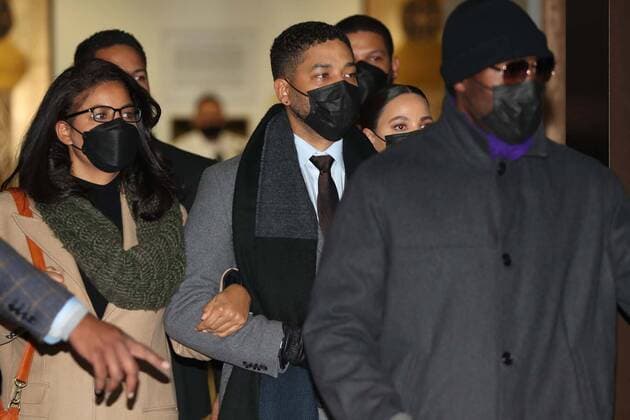 Bilder des Jahres 2021, Entertainment 12 Dezember Entertainment Themen der Woche KW49 Entertainment Bilder des Tages December 9, 2021: Jussie Smollett, middle, leaves the Leighton Criminal Court Building in Chicago after being found guilty on five of six charges in his criminal trial on Thursday, Dec. 9, 2021. - ZUMAm67_ 20211209_zaf_m67_033 Copyright: xTerrencexAntonioxJamesx