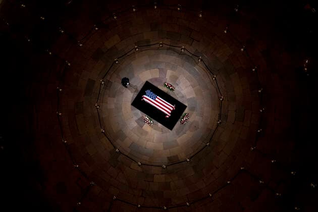 Bilder des Jahres 2021, News 12 Dezember News Themen der Woche KW49 News Bilder des Tages December 9, 2021, Washington, District of Columbia, USA: The casket of former United States Senator Bob Dole (Republican of Kansas) lies in state at the end of the viewing day in the Rotunda of the US Capitol in Washington, DC, Thursday, Dec. 9, 2021 Washington USA - ZUMAs152 20211209_zaa_s152_485 Copyright: xAndrewxHarnikx-xPoolxviaxCNPx