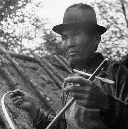 Udeghe nationals in Khabarovsk Territory 6714641 07.09.1982 The Khabarovsk Territory in Russia s Far East. A member of the small indigenous Udeghe ethnic group plays the Dzulanku, a national string musical instrument. Boris Ushmaykin Khabarovsk region Russia  Copyright: xBorisxUshmaykinx