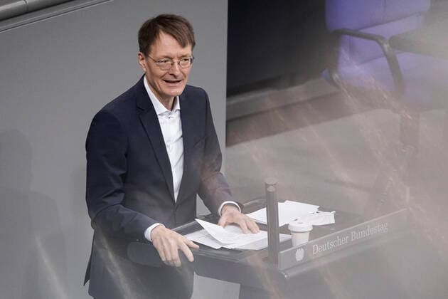 News Themen der Woche KW49 News Bilder des Tages 7. Bundestagssitzung und Debatte im Deutschen Bundestag Aktuell,10.12.2021 Berlin, Gesundheitsminister Karl Lauterbach (SPD) im Portrait bei Rede zum Tagesordnungspunkt Impfpraevention gegen COVID-19 bei der 7. Sitzung des Deutschen Bundestag in Berlin Berlin Berlin Deutschland *** 7 Bundestag session and debate in the German Bundestag Current,10 12 2021 Berlin, Health Minister Karl Lauterbach SPD in portrait during speech on the agenda item vaccination prevention against COVID 19 at the 7 session of the German Bundestag in Berlin Berlin Germany