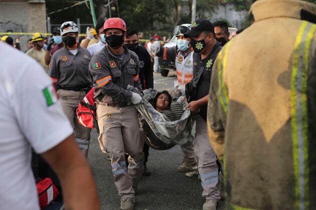 Mexiko, Geflüchtete auf Fernstraße von Lkw überrollt (211210) -- CHIAPAS, Dec. 10, 2021 -- Rescuers carry an injured person at the site of a traffic accident on the highway nearing Tuxtla Gutierrez, capital of southern Chiapas state, Mexico, Dec. 9, 2021. At least 49 migrants were killed on Thursday after a trailer truck overturned in southern Mexico, authorities said. ) MEXICO-CHIAPAS-TRAFFIC ACCIDENT-MIGRANTS CarlosxDiaz 