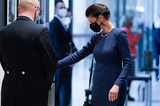7. Bundestagssitzung und Debatte im Deutschen Bundestag Aktuell,10.12.2021 Berlin, Dr. Sahra Wagenknecht von der Partei Die Linke bei der namentlichen Abstimmung zum Tagesordnungspunkt Impfpraevention gegen COVID-19 bei der 7. Sitzung des Deutschen Bundestag in Berlin Berlin Berlin Deutschland