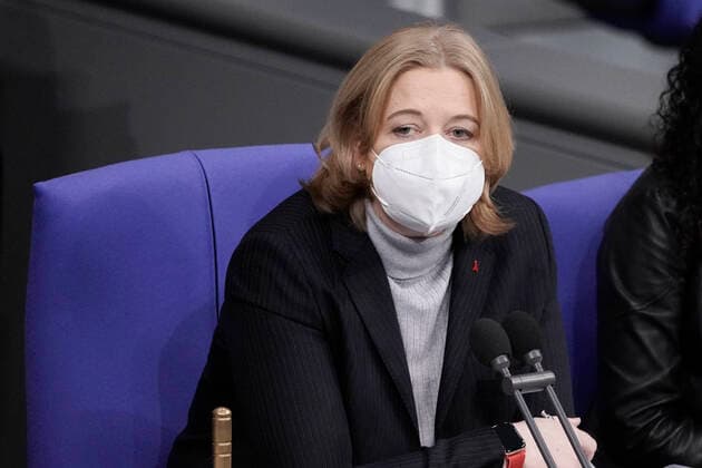 7. Bundestagssitzung und Debatte im Deutschen Bundestag Aktuell,10.12.2021 Berlin, Baerbel Bas die Praesidentin des Deutschen Bundestag, Bundestagspraesidentin im Portrait auf dem Vorsitz bei dem Tagesordnungspunkt Impfpraevention gegen COVID-19 bei der 7. Sitzung des Deutschen Bundestag in Berlin Berlin Berlin Deutschland