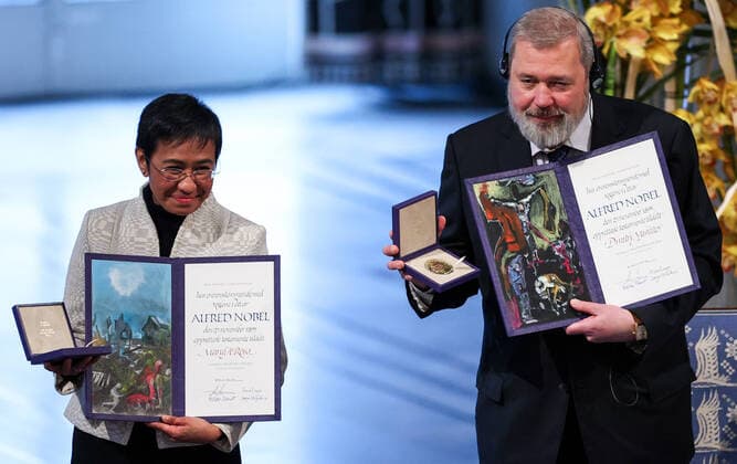 Bilder des Jahres 2021, News 12 Dezember News Themen der Woche KW49 News Bilder des Tages OSLO, NORWAY â€“ DECEMBER 10, 2021: Filipino-American journalist, co-founder and CEO of Rappler Maria Ressa (L) and Russian journalist, Novaya Gazeta editor-in-chief Dmitry Muratov are awarded the 2021 Nobel Peace Prize in recognition of their efforts to safeguard freedom of expression, which is a precondition for democracy and lasting peace , at a ceremony at Oslo City Hall. Sergei Bobylev TASS  TS11B5DA