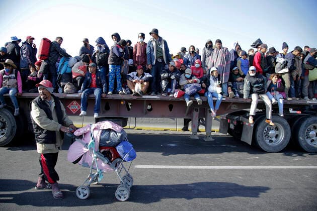 Mexiko, Geflüchtete auf ihrem Weg Richtung US-Grenze (211210) -- PUEBLA, Dec. 10, 2021 -- Migrants who take part in a caravan board a truck on the Puebla-Mexico highway, in the state of Puebla, Mexico, on Dec. 9, 2021. A migrant caravan continues its course through the state of Puebla, during its journey across the Mexican territory towards the border with the United States. ) MEXICO-PUEBLA-MIGRANT CARAVAN CarlosxPacheco 