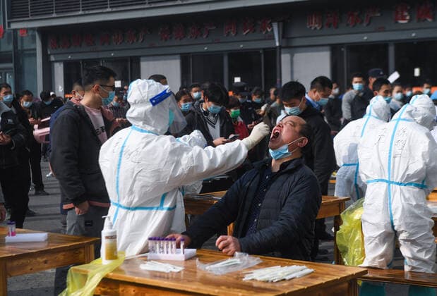 (211210) -- HANGZHOU, Dec. 10, 2021 -- Medical workers take swab samples at a market in Hangzhou, east China s Zhejiang Province, Dec. 10, 2021. Eight urban districts of Hangzhou have asked public places, including libraries, museums, theaters and internet cafes, to limit visitors to no more than half of their total capacity. ) CHINA-ZHEJIANG-COVID-19-NUCLEIC ACID TEST (CN) XuxYu 