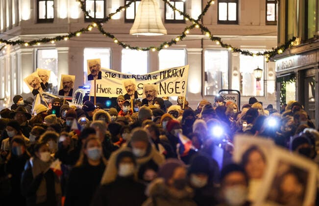 Norwegen, Friedensnobelpreis Verleihung in Oslo OSLO, NORWAY â€“ DECEMBER 10, 2021: People take part in a torchlight parade in honour of the 2021 Nobel Peace Prize winners from Oslo Central Station to the Grand Hotel where the laureates greet the procession participants from the balcony. The Norwegian Nobel Committee has decided to award the Nobel Peace Prize for 2021 to Filipino-American journalist, co-founder and CEO of Rappler Maria Ressa and Russian journalist, Novaya Gazeta editor-in-chief Dmitry Muratov in recognition of their efforts to safeguard freedom of expression, which is a precondition for democracy and lasting peace . Sergei Bobylev TASS  TS11B658