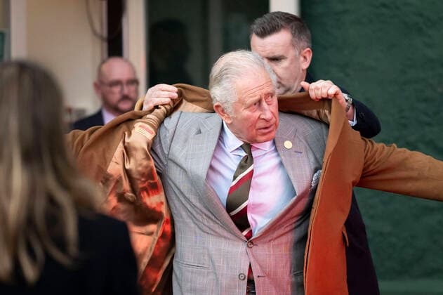 Entertainment Bilder des Tages . 10 12 2021. Llandrindod Wells, United Kingdom. Prince Charles, the Prince of Wales, is handed his coat after visiting the Metropole Hotel and Spa in Llandrindod Wells, Wales, United Kingdom.  xPoolx xi-Imagesx IIM-22917-0012