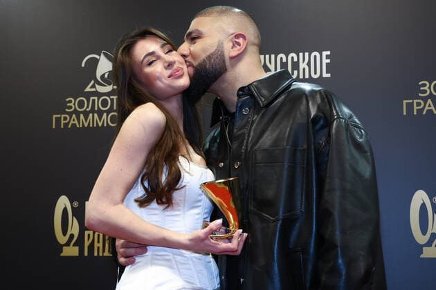 MOSCOW, RUSSIA - DECEMBER 10, 2021: Singer Artem Kacher kisses his date at the 2021 Golden Gramophone Awards ceremony at the State Kremlin Palace. Valery Sharifulin TASS  TS11B6B8