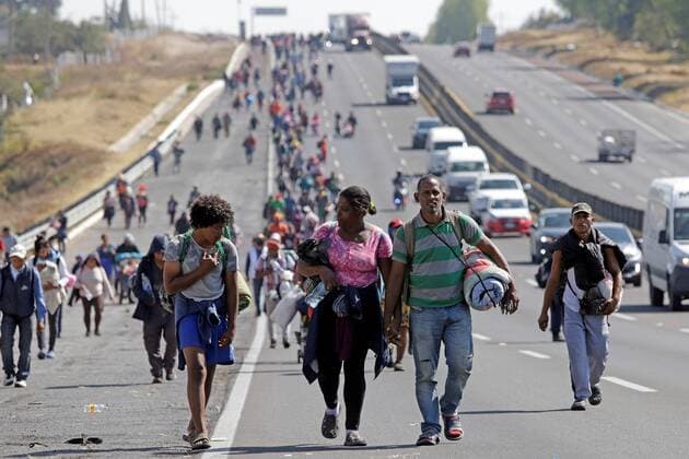 A group of migrants walk by the municipality of San Martín Texmelucan, on the Puebla-Mexico highway in Mexico, 10 December 2021. The migrant caravan plans to arrive in Mexico City this Friday night or Saturday morning after a last stop in the state of Puebla, where they are moving by road despite the impact of the accident in the south that killed more than 50 migrants. EFE Hilda Ríos Migrant caravan will arrive in Mexico City after last stop in Puebla !ACHTUNG: NUR REDAKTIONELLE NUTZUNG!  Copyright: xHildaxRíosx MEX136 20211210-7e6c7e070186b276237d7f000ee99a28aafb50dc