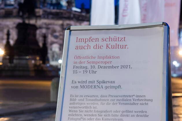 Impfen in der Semperoper Ein sehr besonderes Impfangebot mit musikalischer Umrahmung durch Künstlerinnen und Künstler der Semperoper gab es am Freitag in Dresden. Um die 300 Impfwillige holten sich in der Semperoper ihre Corona-Impfung. Weitere Theater wollen dieses Angebot fortsetzen Dresden Sachsen GERMANY