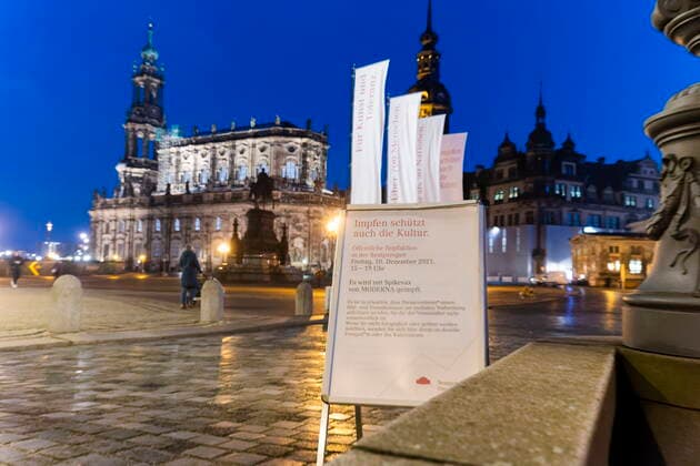 Impfen in der Semperoper Ein sehr besonderes Impfangebot mit musikalischer Umrahmung durch Künstlerinnen und Künstler der Semperoper gab es am Freitag in Dresden. Um die 300 Impfwillige holten sich in der Semperoper ihre Corona-Impfung. Weitere Theater wollen dieses Angebot fortsetzen Dresden Sachsen GERMANY