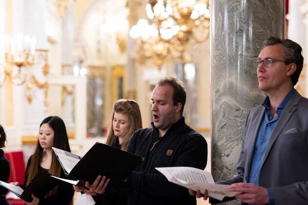 Impfen in der Semperoper Ein sehr besonderes Impfangebot mit musikalischer Umrahmung durch Künstlerinnen und Künstler der Semperoper gab es am Freitag in Dresden. Um die 300 Impfwillige holten sich in der Semperoper ihre Corona-Impfung. Weitere Theater wollen dieses Angebot fortsetzen. Mitarbeiter*innen der Semperoper: Alice Rossi, Mariya Taniguchi, Justyna Olow, Martin-Jan Nijhof, Sebastian Wartig, Joseph Dennis, Simeon Esper, Jobst Schneiderat, Sabine Kittel (Flöte), Bernhard Kury (Flöte), Thomas Eberhard (Fagott), Volker Hanemann (Englischhorn), Johanna Schellenberg (Harfe), Bernd Hartwig, Evelyn Brunner, Marko Junghanß, Petra Leißner (A Cappella) Dresden Sachsen GERMANY