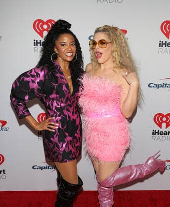 10 December 2021 - New York, New York - .Busy Philipps and Renee Elise Goldsberry in the Press Room at Z100 s iHeartRadio Jingle Ball 2021 held at Madison Square Garden. New York USA - ZUMAa123 20211210_zaa_a123_256 Copyright: xJ.xLINGOx