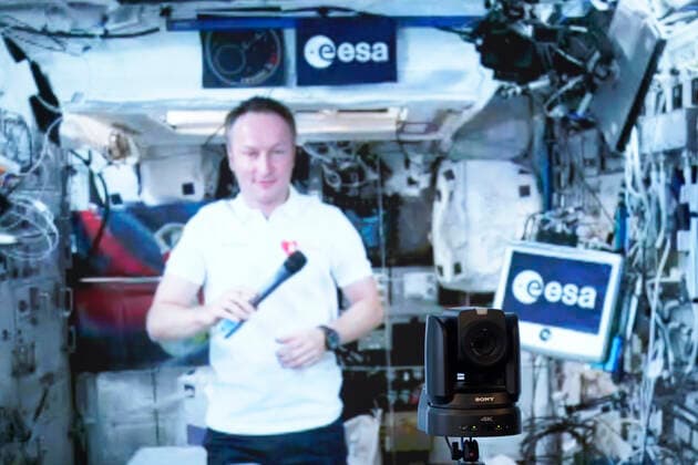 Live-Schalte zur Internationalen Raumstation ISS mit Astronaut Matthias Maurer und dem Bundespraesidenten Frank-Walter Steinmeier Aktuell, 11.12.2021, Berlin, ESA-Astronaut Matthias Maurer von der internationalen Raumstation ISS bei einer Live-Schalte ins Schloss Bellevue zum Bundespraesident sowie zugeschaltet Kindern der Stiftung KinderHerz aus Muenchen und Nohfelden im Saarland Berlin Berlin Deutschland *** Live broadcast to the International Space Station ISS with astronaut Matthias Maurer and German President Frank Walter Steinmeier Current, 11 12 2021, Berlin, ESA Astronaut Matthias Maurer from the International Space Station ISS during a live broadcast to the German President at Bellevue Palace and children of the KinderHerz Founda