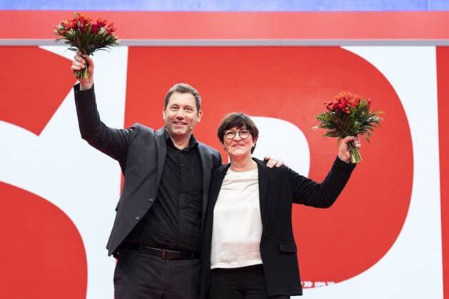 News Themen der Woche KW49 (L-R) Lars Klingbeil, SPD-Parteivorsitzender, und Saskia Esken, SPD-Parteivorsitzende, aufgenommen im Rahmen des SPD-Bundesparteitages in Berlin, 11.12.2021. Bei diesem Parteitag drei Tage nach der Vereidigung der neuen Bundesregierung sucht die SPD einen neuen Bundesvorsitzenden, der den scheidenden Vorsitzenden Norbert Walter-Borjans im Amt ersetzt. Berlin Deutschland *** L R Lars Klingbeil, SPD party leader, and Saskia Esken, SPD party leader, pictured at the SPD federal party conference in Berlin, 11 12 2021 At this party conference three days after the new federal government was sworn in, the SPD is looking for a new federal leader to replace outgoing leader Norbert Walter Borjans in office Berlin Germany Copyright: xFlorianxGaertner photothek.dex