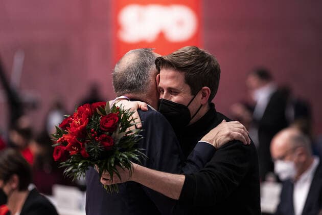 Bilder des Jahres 2021, News 12 Dezember News Themen der Woche KW49 (L-R) Norbert Walter-Borjans, scheidender Bundesvorsitzender der SPD, und Kevin Kuehnert, SPD-Generalsekretaers, aufgenommen im Rahmen des SPD-Bundesparteitages in Berlin, 11.12.2021. Bei diesem Parteitag drei Tage nach der Vereidigung der neuen Bundesregierung sucht die SPD einen neuen Bundesvorsitzenden, der den scheidenden Vorsitzenden Norbert Walter-Borjans im Amt ersetzt. Berlin Deutschland *** L R Norbert Walter Borjans, outgoing federal chairman of the SPD, and Kevin Kuehnert, SPD secretary general, pictured at the SPD federal party conference in Berlin, 11 12 2021 At this party conference three days after the new federal government was sworn in, the SPD is looking for a new federal chairman to replace outgoing chairman Norbert Wal Copyright: xFlorianxGaertner photothek.dex