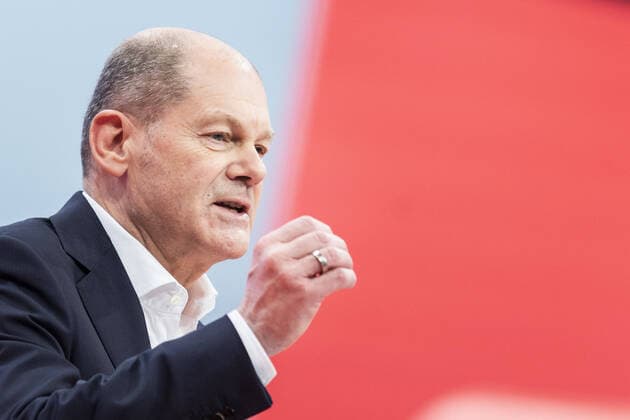 News Themen der Woche KW49 Olaf Scholz, Bundeskanzler, spricht im Rahmen des SPD-Bundesparteitages in Berlin, 11.12.2021. Bei diesem Parteitag drei Tage nach der Vereidigung der neuen Bundesregierung sucht die SPD einen neuen Bundesvorsitzenden, der den scheidenden Vorsitzenden Norbert Walter-Borjans im Amt ersetzt. Berlin Deutschland *** Olaf Scholz, German Chancellor, speaks during the SPD national party conference in Berlin, 11 12 2021 At this party conference three days after the new federal government was sworn in, the SPD is looking for a new federal leader to replace outgoing leader Norbert Walter Borjans in office Berlin Germany Copyright: xFlorianxGaertner photothek.dex