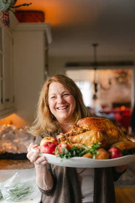Laughing Grandmother presenting a cooked turkey on Thanksgiving Ridgefield, Connecticut, United States CR_CATO211209-882509-01 ,model released, Symbolfoto