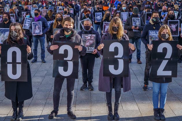News Themen der Woche KW49 December 11, 2021, Madrid, Spain: Protesters hold placards with the number 0332 during a support animal rights demonstration and against consumption of meat at Christmas parties in Puerta del Sol. The protest was called by the NGO IgualdadAnimal Madrid Spain - ZUMAs197 20211211_zaa_s197_038 Copyright: xAtilanoxGarciax