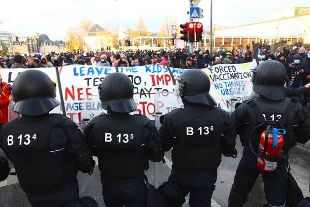 News Themen der Woche KW49 News Bilder des Tages Illustration picture shows a protest against corona virus safety measures, organised by several anti-corona movements, in Luxembourg City, in the Grand Duchy of Luxembourg, Saturday 11 December 2021. Belgian police were called to assist local police forces to maintain the order, as riots broke out when the protesters left the protest zone.  JEAN-CLAUDExERNST 3153915