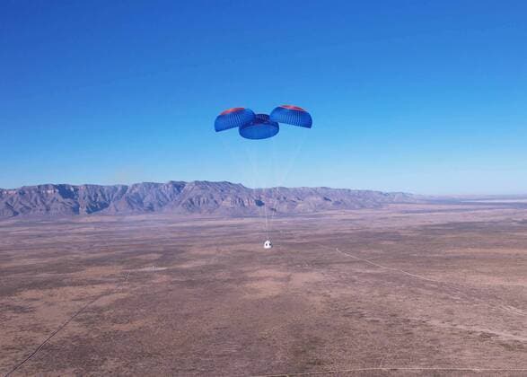 Bilder des Jahres 2021, News 12 Dezember News Themen der Woche KW49 News Bilder des Tages December 11, 2021 - Texas, USA - The NS-19 crew capsule with six astronauts on board during touchdown in the West Texas desert. today successfully completed the third human spaceflight, the first with six astronauts on board. The astronaut manifest included, stronaut Alan Shepard s daughter LAURA SHEPARD CHURCHLEY, TV host and former NFL football player MICHAEL STRAHAN, Investor EVAN DICK, Denver businessman, who s net worth is estimated at 1 billion DYLAN TAYLOR, the first parent-child duo to the edge of space CAMERON BESS, and LANE BESS. USA - ZUMAz03_ 20211211_ske_z03_815 Copyright: xBluexOriginx