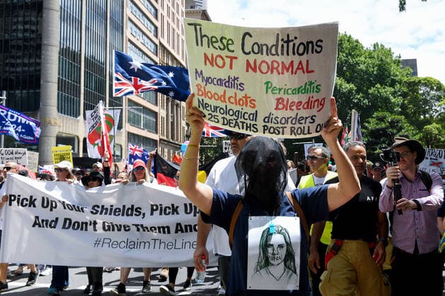 FACE THE MUSIC RALLY, Protesters hold placards during a ReclaimTheLine rally dubbed Face the Music?, against vaccine mandates and vaccine passports in Sydney, Sunday, December 12, 2021. ( NO ARCHIVING, EDITORIAL USE ONLY, NO USE IN BOOKS WITHOUT CONSENT SYDNEY NSW AUSTRALIA  Copyright: xBIANCAxDExMARCHIx 20211212001605786920