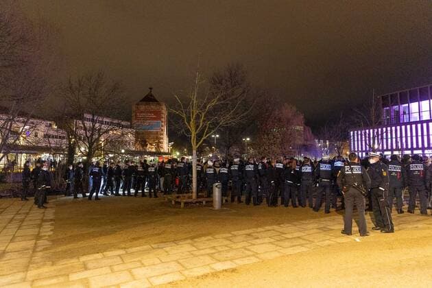 Reutlingen Querdenken: Demonstration in Reutlingen, 11.12.2021, Querdenken: Demonstration in Reutlingen, Demonstranten Festnahme, Stadthalle Reutlingen, 11.12.2021, Copyright: xDROFITSCH EIBNERx EP_ddh