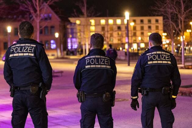 News Bilder des Tages Reutlingen Querdenken: Demonstration in Reutlingen, 11.12.2021, Querdenken: Demonstration in Reutlingen, Polizeiabsperrung bei der Stadthalle, 11.12.2021, Copyright: xDROFITSCH EIBNERx EP_ddh