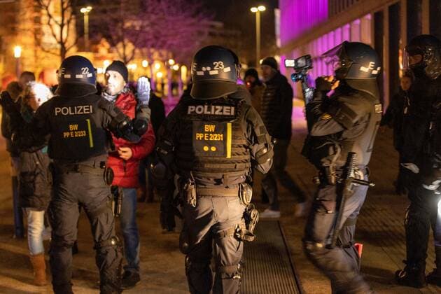 Reutlingen Querdenken: Demonstration in Reutlingen, 11.12.2021, Querdenken: Demonstration in Reutlingen, Polizeiabsperrung bei der Stadthalle, 11.12.2021, Copyright: xDROFITSCH EIBNERx EP_ddh