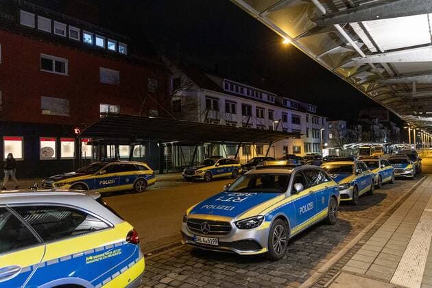 Reutlingen Querdenken: Demonstration in Reutlingen, 11.12.2021, Querdenken: Demonstration in Reutlingen, Polizei, Busbahnhof Reutlingen, ZOB, 11.12.2021, Copyright: xDROFITSCH EIBNERx EP_ddh