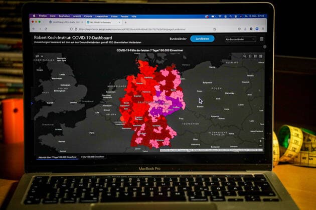 Coronavirus in Deutschland - Covid-19-Dashboard des Robert Koch-Institut 12.12.2021: Robert Koch-Institut: 7-Tage-Inzidenz 390,9. 7-Tage-Fallzahl 325.063. COVID-19-Fälle 6.509.863. Zugang um 32.646 gegenüber dem Vortag. COVID-19-Todesfälle 105.638. Zugang um 132 gegenüber dem Vortag.