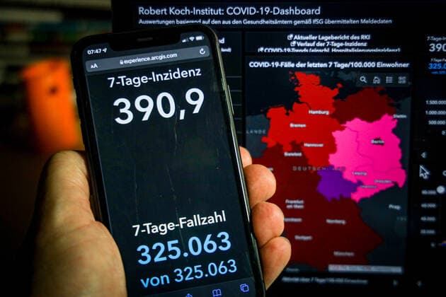Coronavirus in Deutschland - Covid-19-Dashboard des Robert Koch-Institut 12.12.2021: Robert Koch-Institut: 7-Tage-Inzidenz 390,9. 7-Tage-Fallzahl 325.063. COVID-19-Fälle 6.509.863. Zugang um 32.646 gegenüber dem Vortag. COVID-19-Todesfälle 105.638. Zugang um 132 gegenüber dem Vortag.
