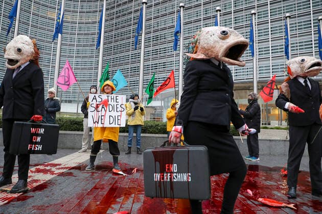 Bilder des Jahres 2021, News 12 Dezember News Themen der Woche KW49 News Bilder des Tages Illustration shows an action When the sea dies, we die with it by Ocean Rebellion, a daughter movement of Extinction Rebellion, in front if the European Commission headquarters, in Brussels, Sunday 12 December 2021. The activists will show blindfolded ministers standing in a pool of fish and blood in a theatrical way. With this campaign, Ocean Rebellion wants to draw attention to the fishing quotas set by the European ministers.  NICOLASxMAETERLINCK 3154296