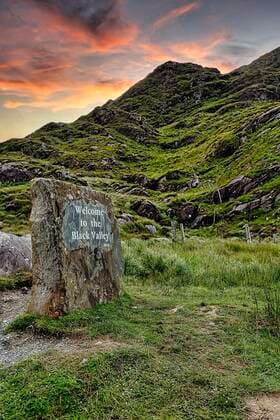 Felsblock mit Willkommensgruß, Welcome to the Black Valley, Abendhimmel, Cummeenduff, MacGillycuddys Reeks Gebirge, Killarney Nationalpark, Kerry, Irland, Europa *** boulder with welcome, Welcome to the Black Valley, evening sky, Cummeenduff, MacGillycuddys Reeks mountains, Killarney National Park, Kerry, Ireland, Europe Copyright: imageBROKER AngelaxtoxRoxel ibxato07188626.jpg